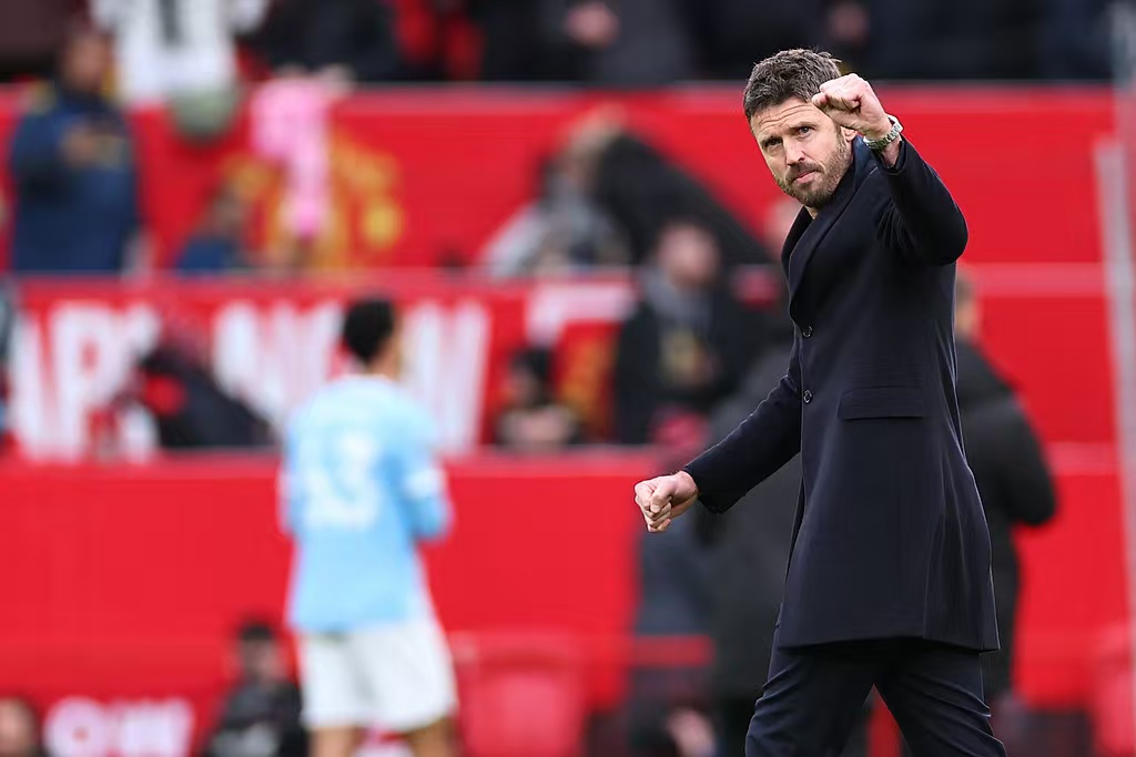 Carrick leder Manchester United i klassiske drakter til seier over City